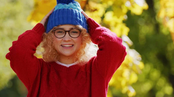 Glücklich milienial Mädchen mit blonden Haaren im Herbst Park - Porträt — Stockfoto