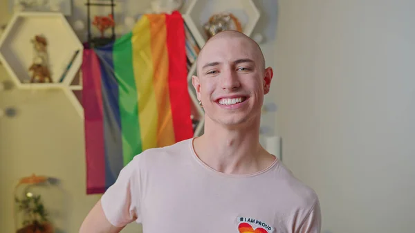 행복 한 유럽 게이 운동가 카메라 앞에서 웃으며 무지개 자부심 깃발 앞에 포즈를 취하는 모습. — 스톡 사진