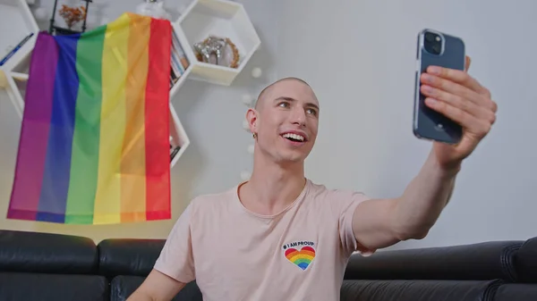Bald caucasian gay activist 는 자신의 소셜 미디어 앱을 가지고 그 의 온라인 팔 로 워들 과 이야기하며 평등 한 권리를 위해 싸우고 있습니다.. — 스톡 사진