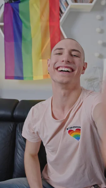 Vertical interior selfie de un queer no binario caucásico persona sentada en su sala de estar. —  Fotos de Stock