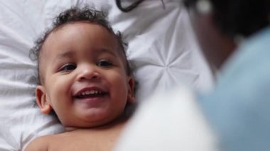 Sevimli melez çocuk ailesiyle oynuyor ve eğleniyor..