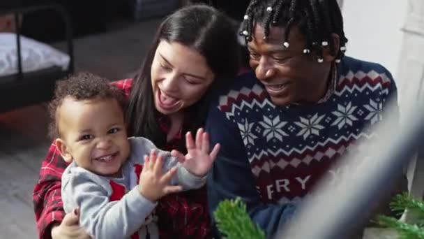 Les parents multiraciaux et leur fils biracial assis au piano, et applaudissant. Concept d'enfance heureuse. — Video
