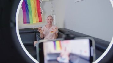 LGBTQ Avrupa Etki Aracı Akıllı Telefonlarıyla Vlog yapıyor, Gurur Duyuyor ve Gökkuşağı Gurur Bayraklarını Gösteriyor