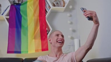 Kafkasyalı ibne dilini çıkarıp selfie çekiyor. Gökkuşağı gurur bayrağını gösteriyor.