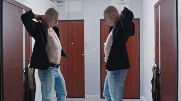 Europees excentriek naakt borst trots gay man voorbereiding voor een avond uit en kijken naar zichzelf in de spiegel — Stockvideo