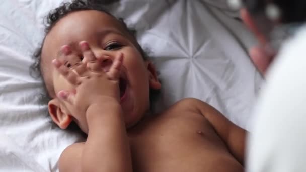 Onnellinen sekarotuinen poika nauramassa ja taputtamassa. Happy lapsuuden käsite. — kuvapankkivideo