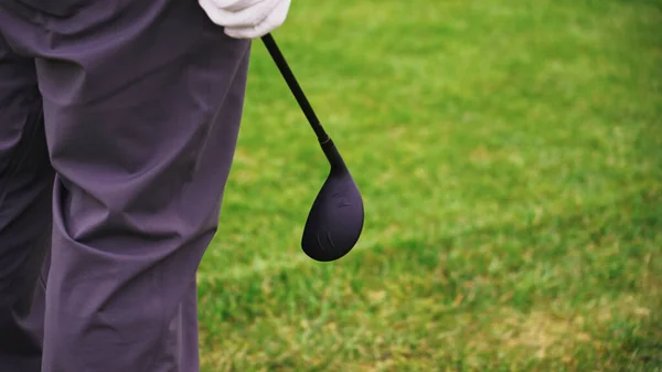 Varsóvia, Polônia, 09.29.2021 golfista segurando seu clube de golfe — Fotografia de Stock