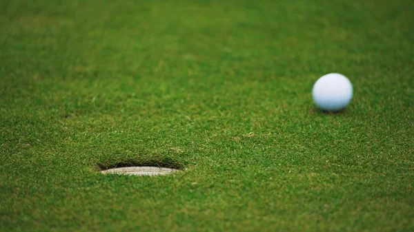 Warszawa, Polen, 09.29.2021 vit golfboll nära hålet på farleden — Stockfoto