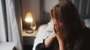 Üzgün genç kızıl saçlı kadın yatakta ağlıyor - portre uzay kopyası