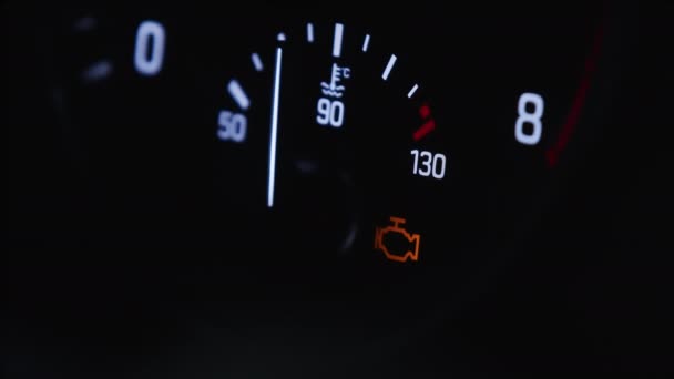 Kontrollera motorns kontrollampa - allvarliga problem med motorbortfall - detaljskott — Stockvideo