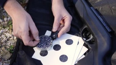 Hava yumuşak siyah silahı gtound 'a yüklüyorum - yakın çekim