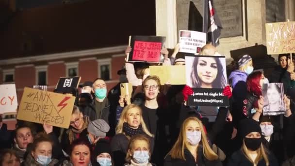 Warschau, Polen, 06.11.2021 - Polen Warschau niemand mehr Marsch von Frauen transparenten Burgplatz Abtreibungsgesetz Protest - Weitschuss — Stockvideo