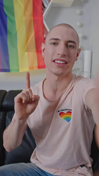 Vertical shot de calvo caucásico gay influencer haciendo en vivo y luchando por egual derechos para lgbt comunidad. — Foto de Stock