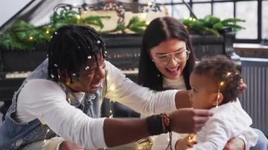 Sevimli bebek ilk Noel 'ini çok ırklı anne babasıyla geçiriyor..