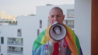Kafkasyalı kel eşcinsel aktivist megafonla bağırıyor, lgbt toplum hakları için savaşıyor..