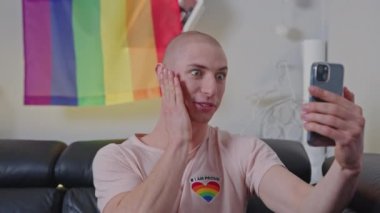 Nonoş beyaz insan komik yüz ve ifadelerle selfie çekiyor ya da konuşuyor..