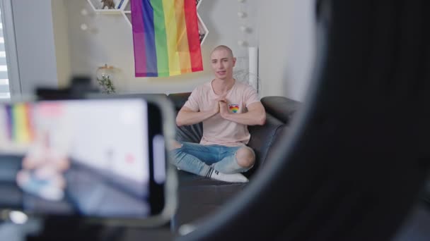 Kafkasyalı kel, gururlu homoseksüel nüfuzlu takipçilerine destekleri için teşekkür ediyor, oturma odasından video kaydediyor.. — Stok video