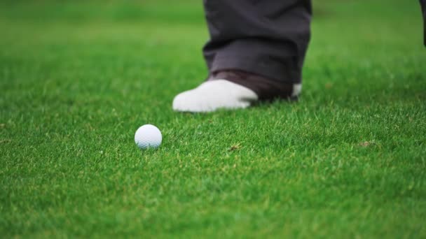 Warschau, Polen, 29.09.2021 Golfer schlägt Golfball auf Golfplatz — Stockvideo
