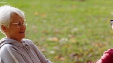 Parkta dans eden mutlu beyaz insanlar seçici odaklanmış gülüyor. 