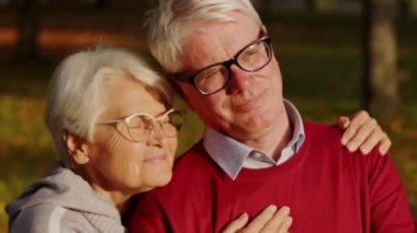 Emeklilik konsepti, erkek portresi seçici odaklı yaşlı kadın portresi. 