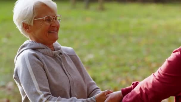Szczęśliwy emerytowany biały para ciesząc się ich czas w park śmiech trzymając ręce skoków zbliżenie — Wideo stockowe