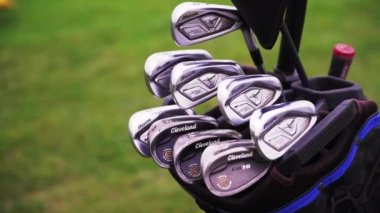 Varşova, Polonya, 29.09.2021 golf ekipmanı konsepti. Bir çanta dolusu temiz, parlak golf sopası..