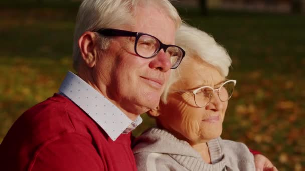 Пожилая белая супружеская пара, оглядывающаяся назад, смотрит на своего мужа выборочно. — стоковое видео
