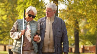Kıdemli Kafkasyalı adam kör karısıyla yürüyor ve parka takılıyor körler konsepti destekliyor orta boy fotokopi alanı