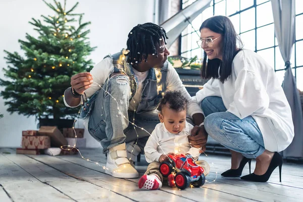 Nochebuena en familia multirracial. Primeras vacaciones con niños pequeños. — Foto de Stock