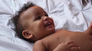 Anne sesli gülen melez bebeğini gıdıklıyor..