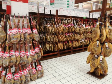 Mallorca, İspanya - 03.05.2019 Supermarket dolusu jamon, ünlü İspanyol jambonu.