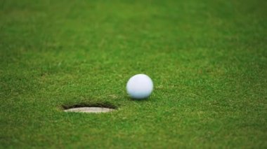 Varşova, Polonya, 09.29.2021 golf sporu konsepti. Golf oyuncusu ıskaladı.