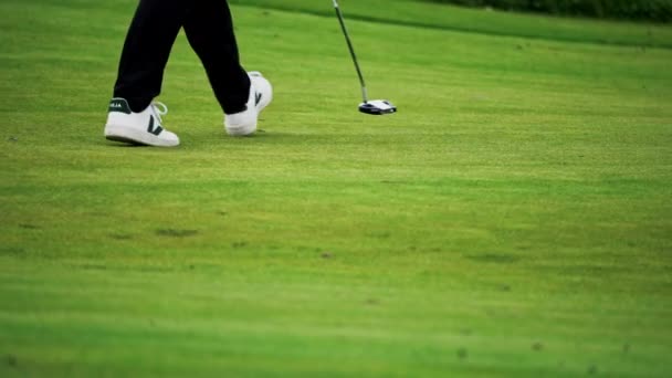 Warschau, Polen, 09.29.2021 golfspeler die rond het golfveld loopt — Stockvideo