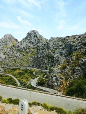 Mayorka, Sa Calobra 'nın ünlü tehlikeli rotasının dikey çekimi. Güzel İspanyol adası.