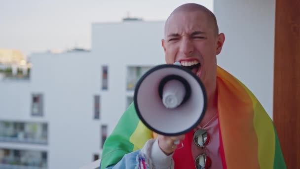 Gay queer persona gritando en ager y luchando por su derechos con arco iris bandera en hombros — Vídeo de stock