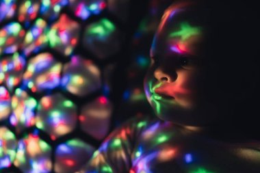 Galaksi Işıklandırma Projektörü Konsepti. Küçük bebek sihirli teknolojinin dünyasını keşfediyor..