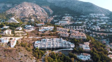 Benidorm, İspanya 'nın Spains Hills manzarası, bir sürü kaya evi ve yeşillik