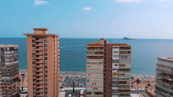 Uitzicht op de stad door gebouwen en stranden naar de zee — Stockfoto