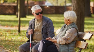 Özürlü körler duygusal destek rehabilitasyon konsepti. Seçici odak parkı geçmişi. 
