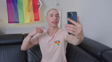 Beyazların gururlu nüfuzu sosyal medya takipçilerini lgbtqia toplumuyla ilgili sosyal konular hakkında eğitir..