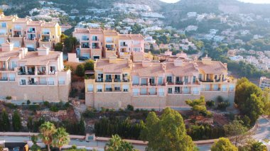 İspanya Altea, çevresi yeşilliklerle çevrili modern tatil köyüne ve tatil köyünü çevreleyen yola odaklanmış durumda.