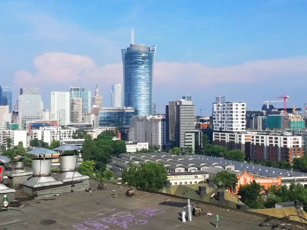 06.03.2018 Varsóvia, Polónia. Vista para pássaros de um telhado sobre a cidade de Varsóvia. Arranha-céus como uma parte moderna do centro da cidade. — Fotografia de Stock