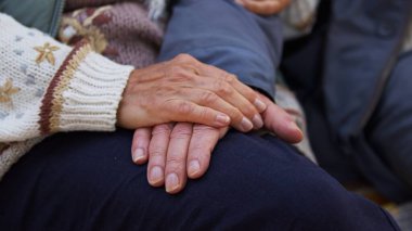 Yaşlı evli çift el ele tutuşup fotokopi odasını kapatıyor.