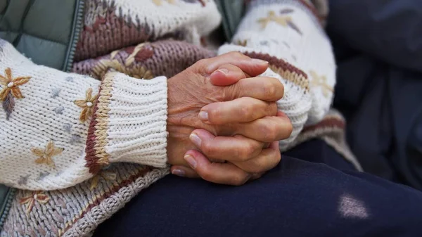 W średnim wieku małżeństwo para trzyma ich ręce zamknięte zbliżenie kopia przestrzeń — Zdjęcie stockowe