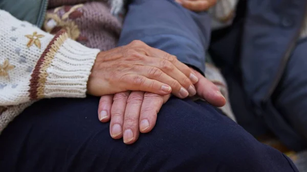 Elderly married couple holding hands closeup copy space — Stockfoto