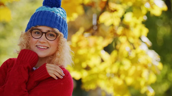 Entzückendes europäisches Millennialmädchen vor gelben Blättern. Außenschuss. — Stockfoto