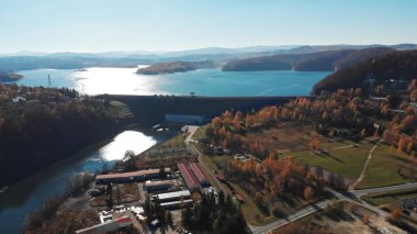10.28.2021 Bieszczady, Polonya. Güneşli havalarda Solina Gölü 'nün güzel manzarası. 