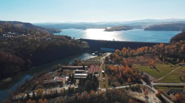10.28.2021 Bieszczady, Polonya. Solina Gölü Barajı Panoraması.