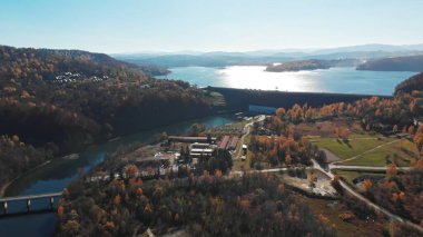 10.28.2021 Bieszczady, Polonya. Solina Gölü Barajı 'nın havadan görüntüsü.