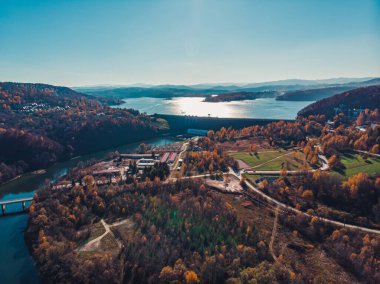 Bieszczady, Polonya. Solina Lake Barajı 'nın güzel kuş bakışı manzarası. Yüksek kalite fotoğraf